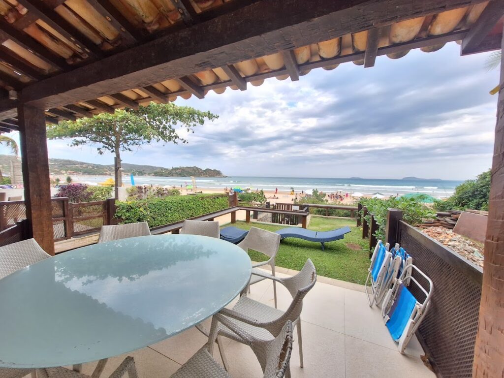 CASA PÉ NA AREIA COM VISTA PARA O MAR EM GERIBÁ – BÚZIOS