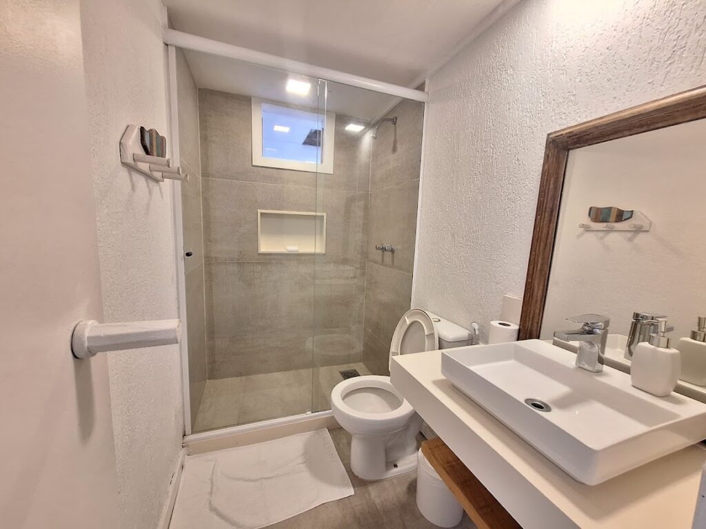 CASA PÉ NA AREIA COM VISTA PARA O MAR EM GERIBÁ – BÚZIOS