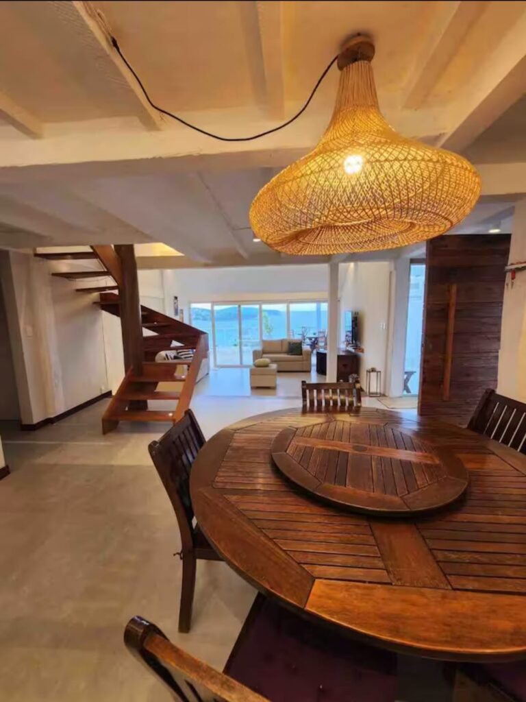 CASA EM BÚZIOS COM VISTA PARA MAR