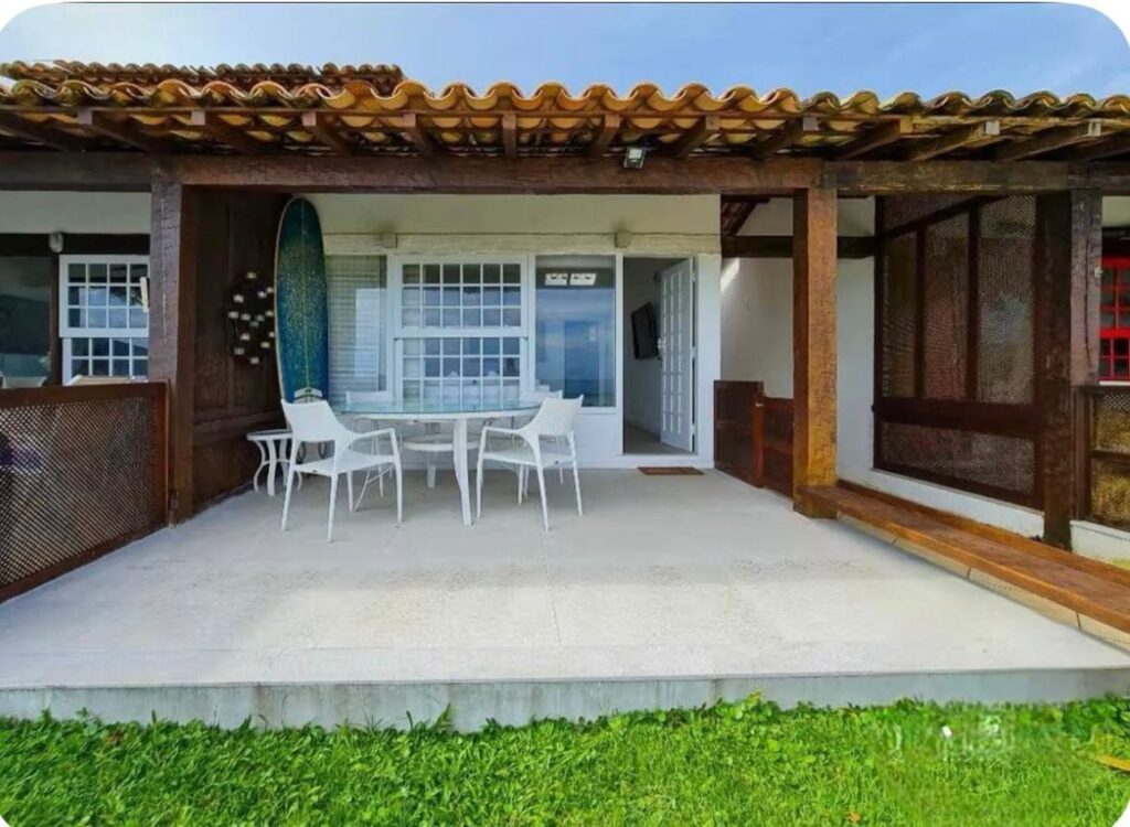 CASA PÉ NA AREIA COM VISTA PARA O MAR EM GERIBÁ – BÚZIOS