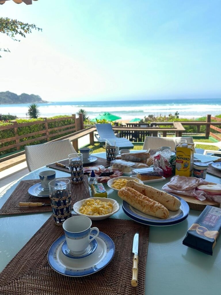 CASA PÉ NA AREIA COM VISTA PARA O MAR EM GERIBÁ – BÚZIOS