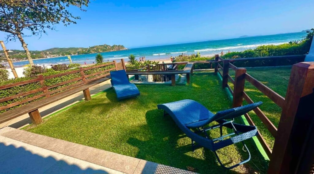 CASA PÉ NA AREIA COM VISTA PARA O MAR EM GERIBÁ – BÚZIOS