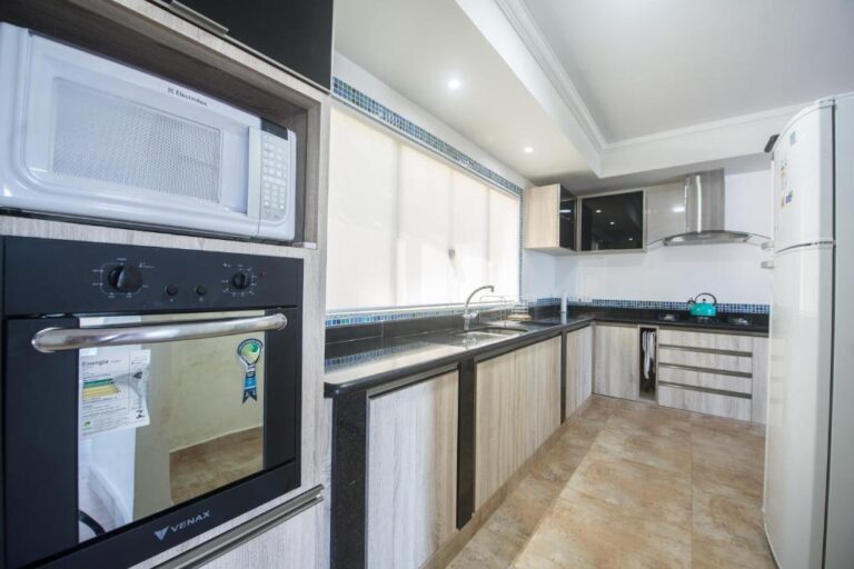 Cozinha equipada de casa para temporada em João Fernandes, Búzios, imóvel completo para locação