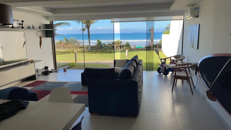 Casa frente à Praia de Geribá em Búzios com acesso direto à areia