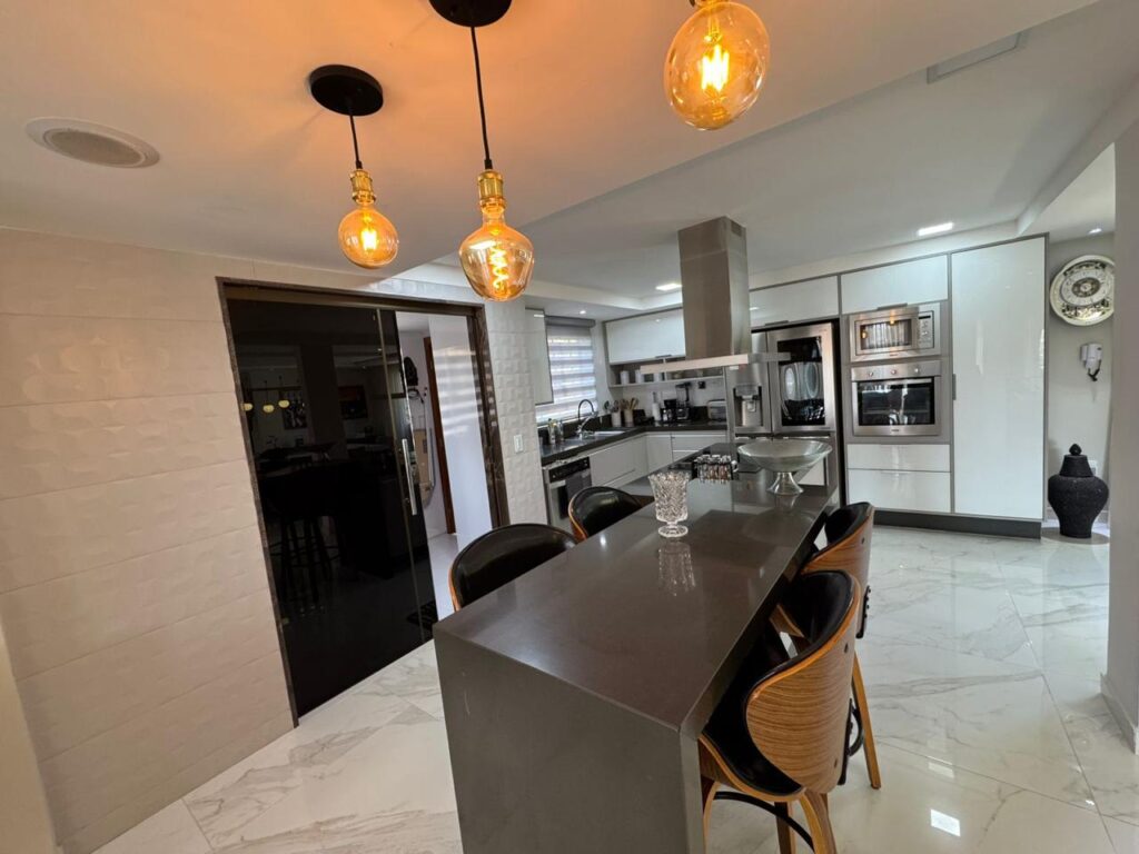 CASA NA PRAIA DA FERRADURA PARA 13 PESSOA