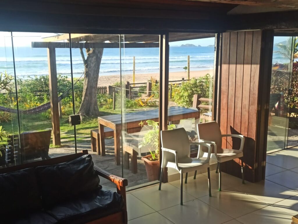 CASA EM FRENTE A PRAIA DE GERIBÁ EM BÚZIOS COM 4 SUÍTES PARA14 PESSOAS