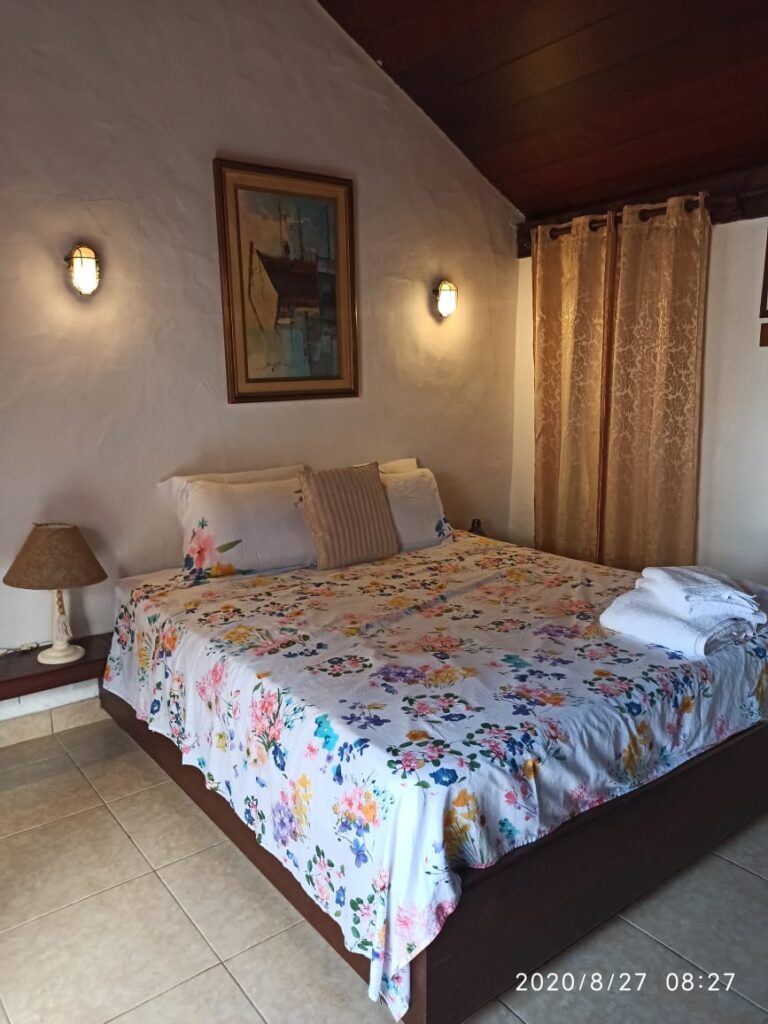 CASA EM FRENTE A PRAIA DE GERIBÁ EM BÚZIOS COM 4 SUÍTES PARA14 PESSOAS