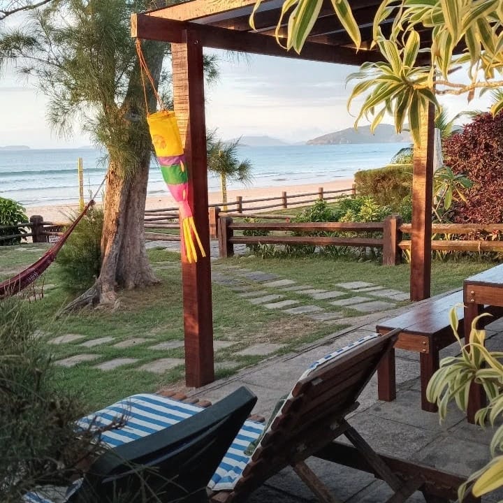 CASA EM FRENTE A PRAIA DE GERIBÁ EM BÚZIOS COM 4 SUÍTES PARA14 PESSOAS