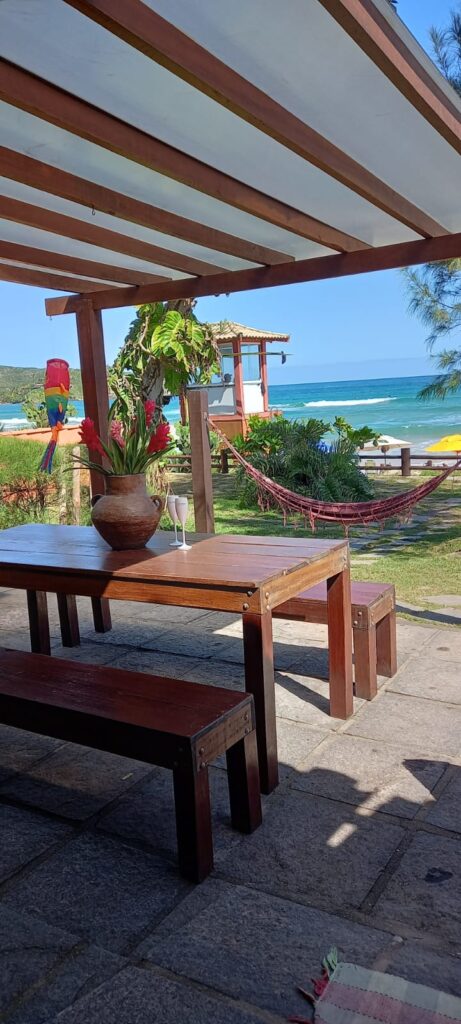 CASA EM FRENTE A PRAIA DE GERIBÁ EM BÚZIOS COM 4 SUÍTES PARA14 PESSOAS