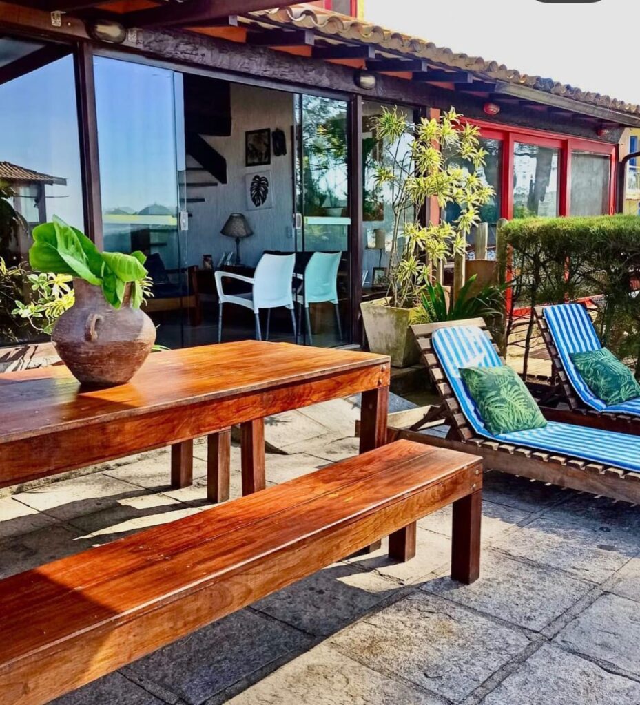 CASA EM FRENTE A PRAIA DE GERIBÁ EM BÚZIOS COM 4 SUÍTES PARA14 PESSOAS