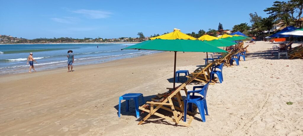 CASA EM FRENTE A PRAIA DE GERIBÁ EM BÚZIOS COM 4 SUÍTES PARA14 PESSOAS