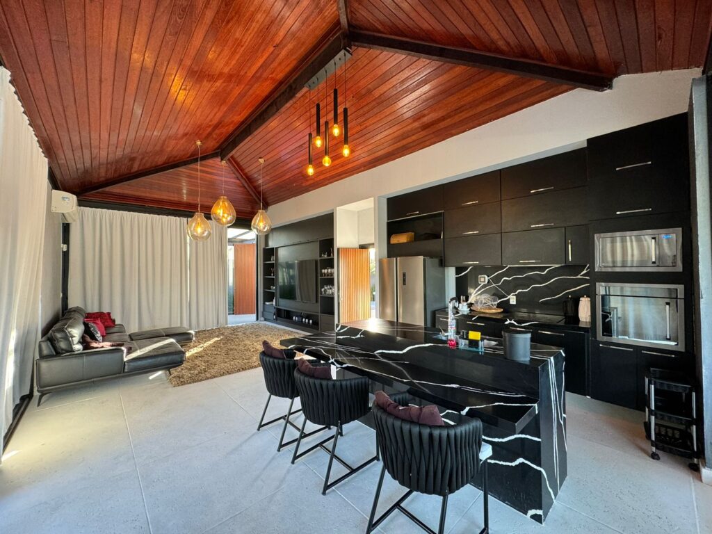 CASA COM PISCINA E 5 SUÍTES PARA 17 PESSOAS EM BÚZIOS