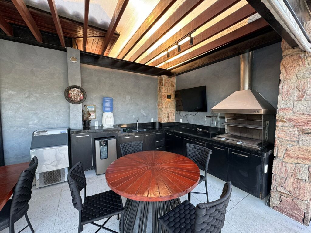 CASA COM PISCINA E 5 SUÍTES PARA 17 PESSOAS EM BÚZIOS