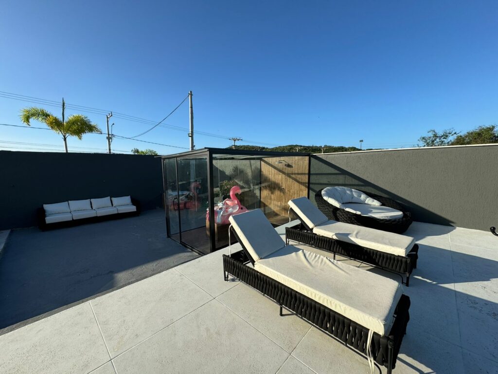 CASA COM PISCINA E 5 SUÍTES PARA 17 PESSOAS EM BÚZIOS