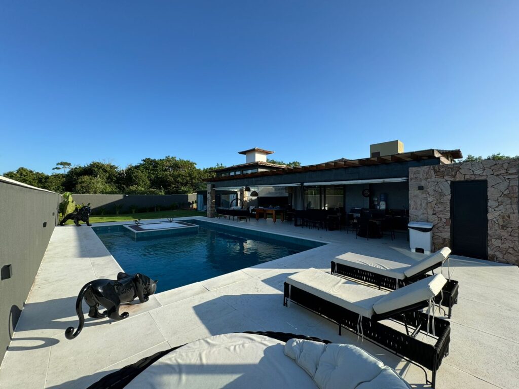 CASA COM PISCINA E 5 SUÍTES PARA 17 PESSOAS EM BÚZIOS