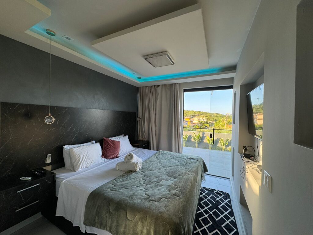 CASA COM PISCINA E 5 SUÍTES PARA 17 PESSOAS EM BÚZIOS