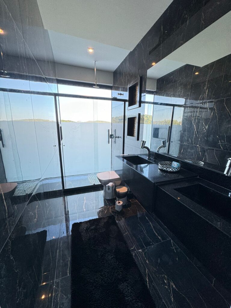 CASA COM PISCINA E 5 SUÍTES PARA 17 PESSOAS EM BÚZIOS