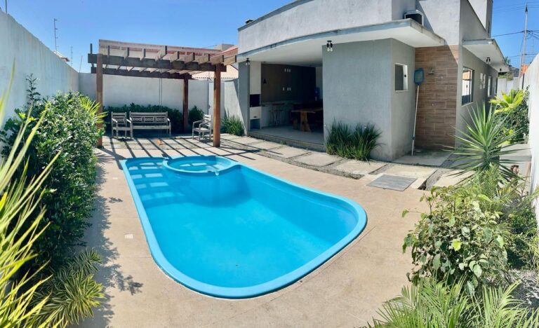 Casa para temporada em Búzios com piscina e 3 suítes para 12 pessoas