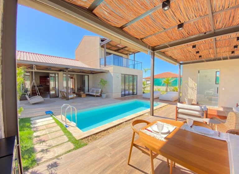 piscina de casa de luxo no Condomínio Aretê em Armação dos Búzios para temporada.