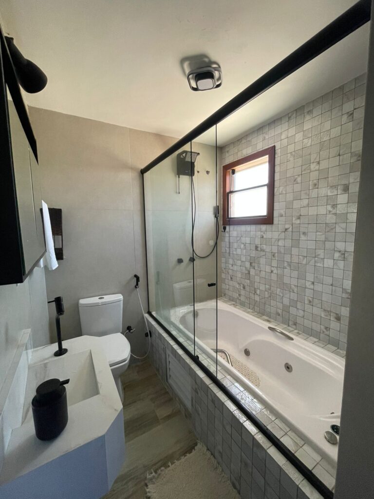 ALUGUEL DE CASA EM BÚZIOS COM PISCINA E HIDRO PARA 14 PESSOAS