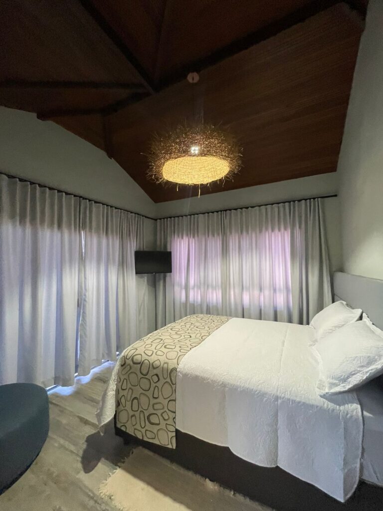 ALUGUEL DE CASA EM BÚZIOS COM PISCINA E HIDRO PARA 14 PESSOAS