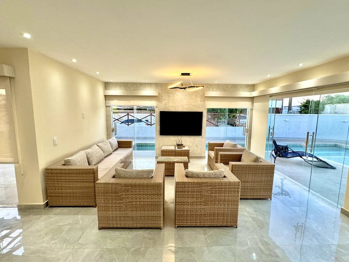 CASA PARA TEMPORADA EM BÚZIOS COM 5 SUÍTES